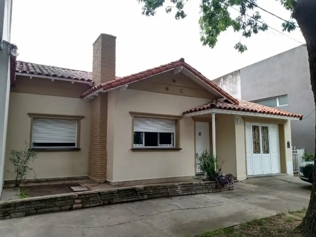 Casa calle Pellegrini 2320 ( San Pedro)