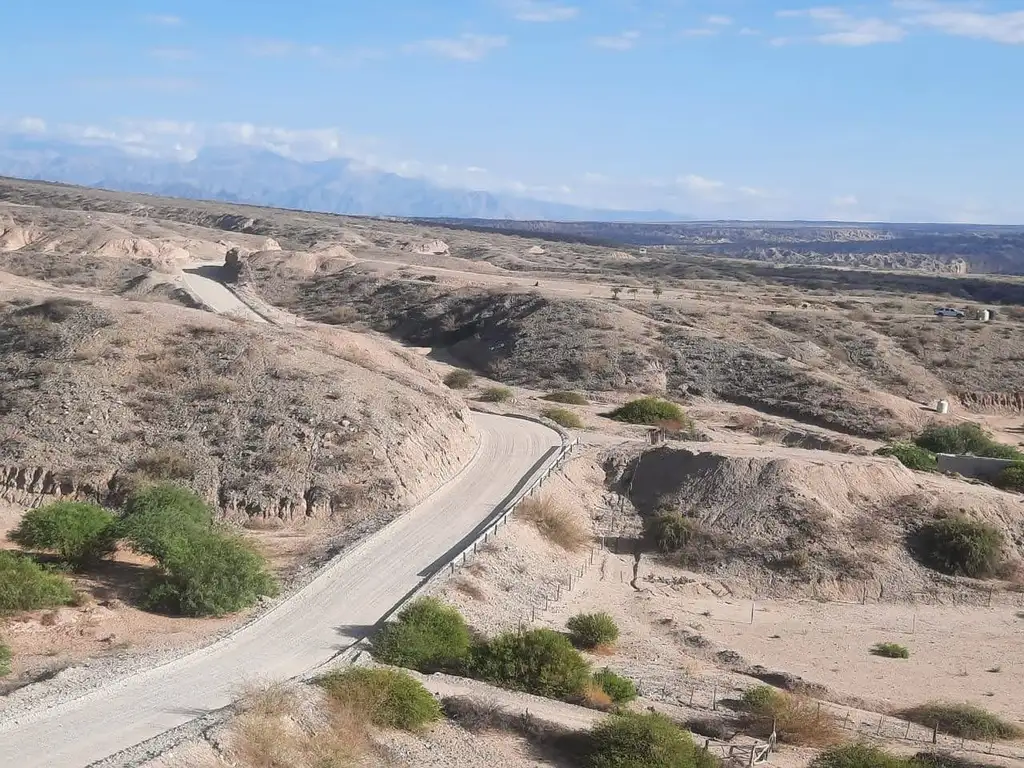 A 70km de CAFAYATE SOBRE RN40 - 5 hectáreas con casa