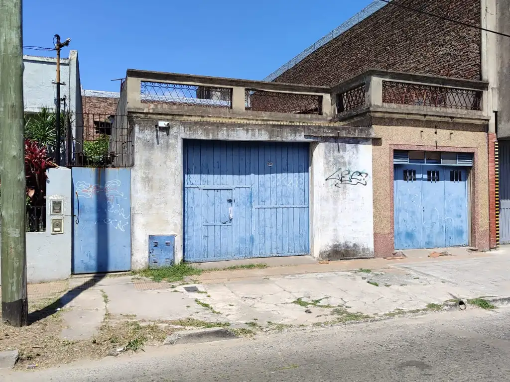 TERRENO EN CASEROS O VIVIENDA DE 5 AMBIENTES A REFACCIONAR. 50M DE AV SAN MARTIN