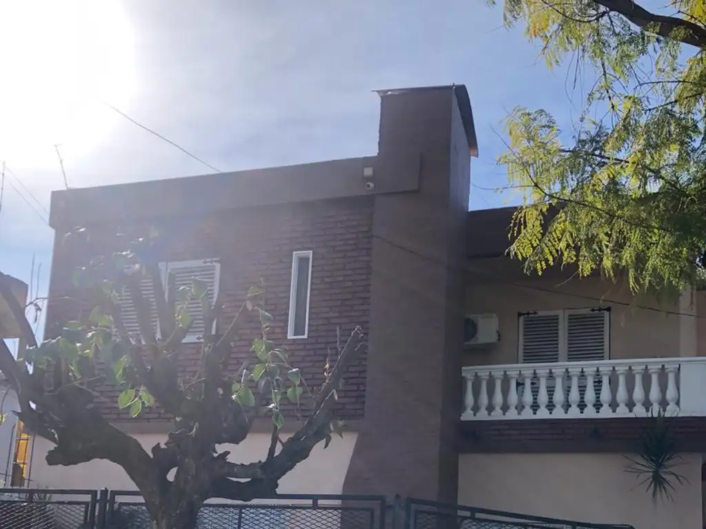 EN VENTA EN PALOMAR ZONA CHANAS; HERMOSA PROPIEDAD A NUEVO EN ESQUINA TIPO TRIPLEX - FICHA 8720