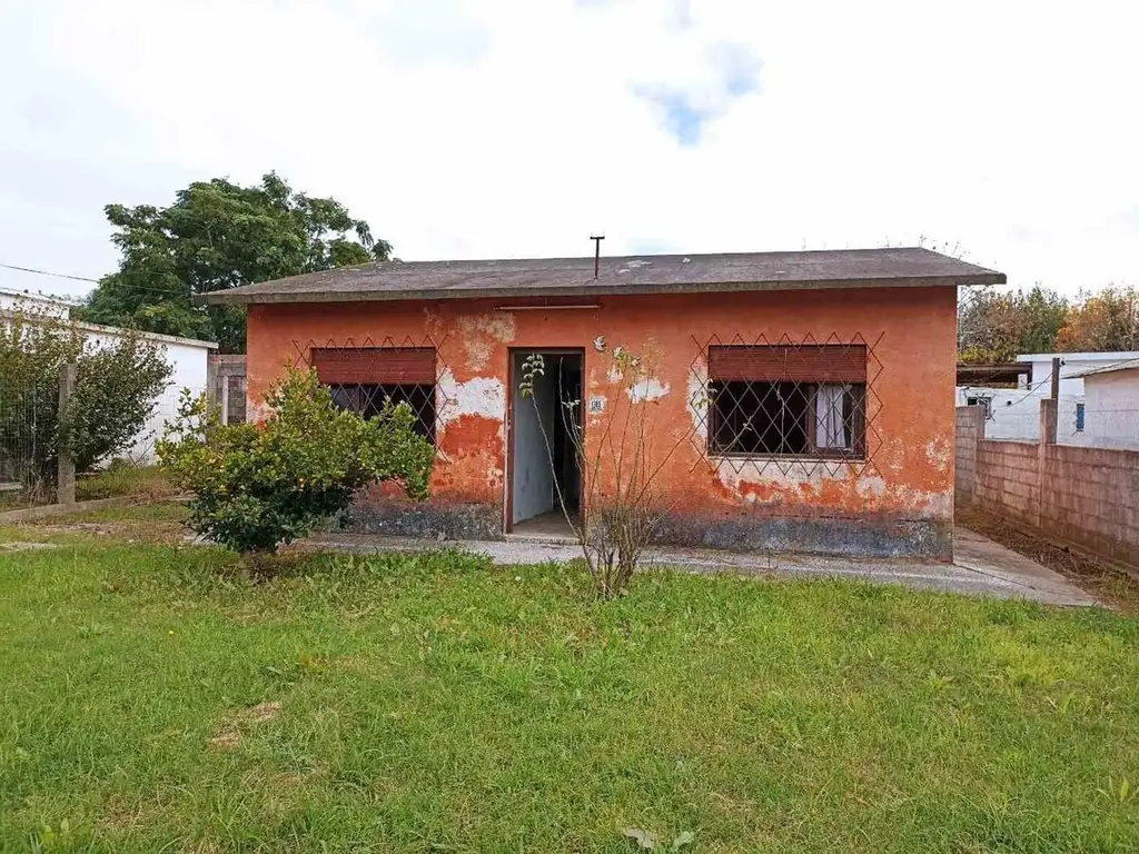 Venta casa dos dormitorios y gran fondo Pando