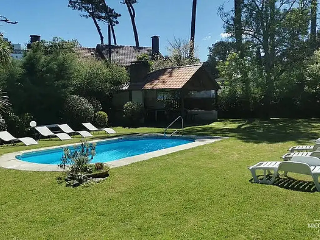 Venta, casa en cantegril con piscina y muy lindo parque