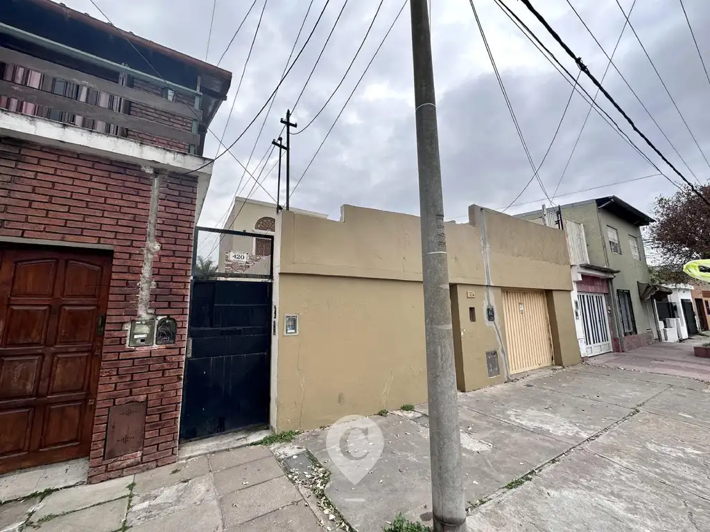 Casa tipo ph en Venta, 2 dorm. Patio con parrilla y lavadero. Centro Campana