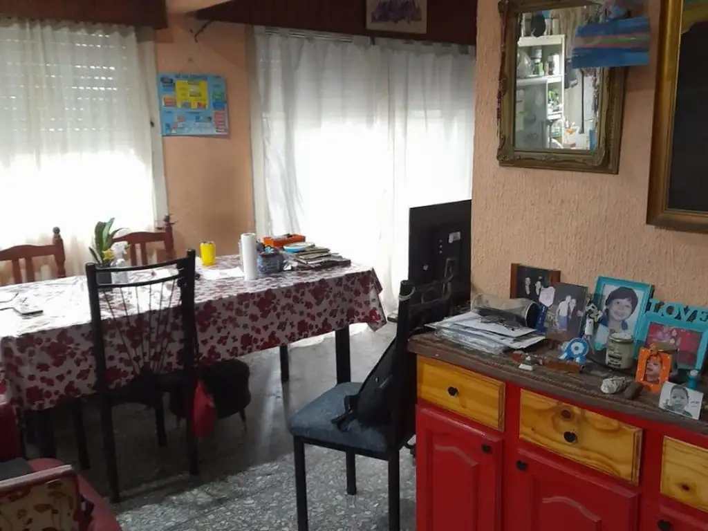 Departamento tipo casa en planta alta, con balcón y terraza, 3 ambientes