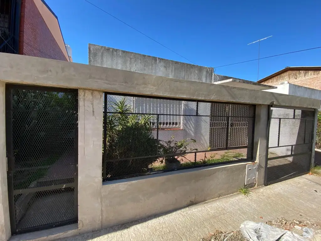 Casa 2 dormitorios en Venta *Permuta por depto 3amb*