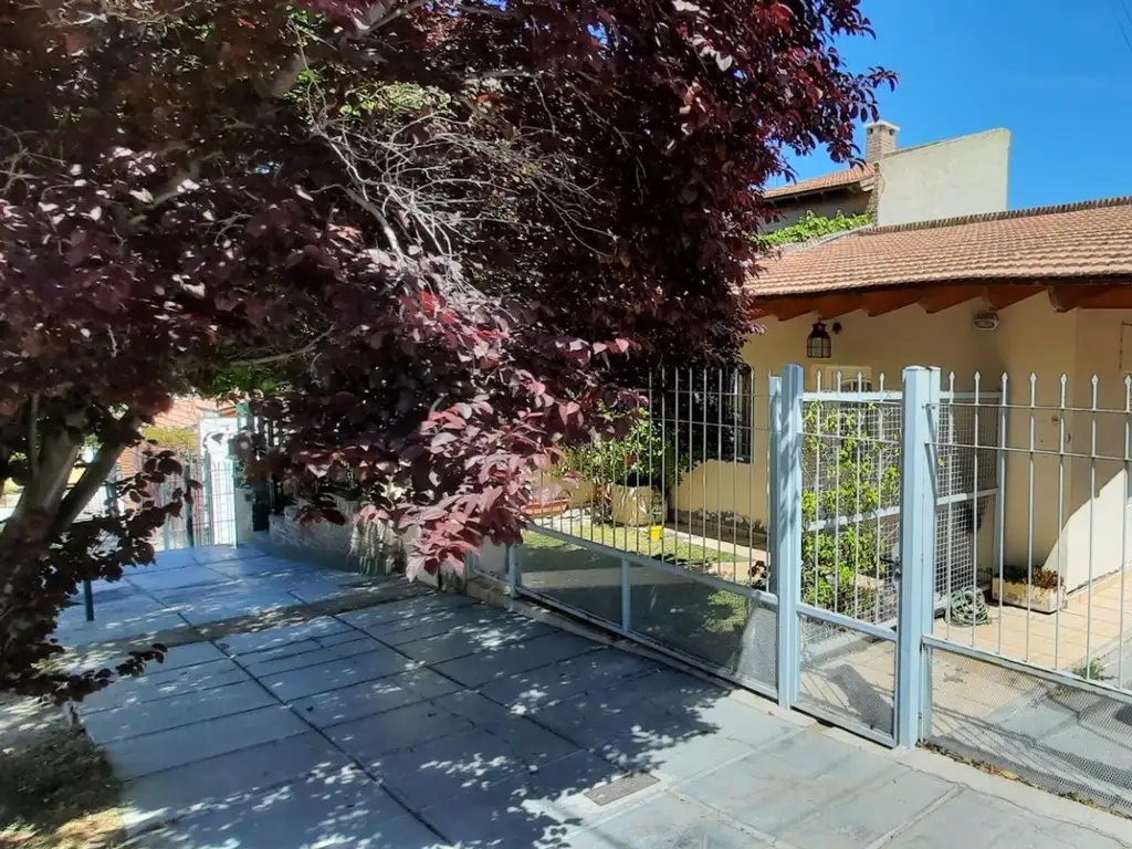 Casa en venta La Rioja  700 -Excelente ubicación - Neuquén