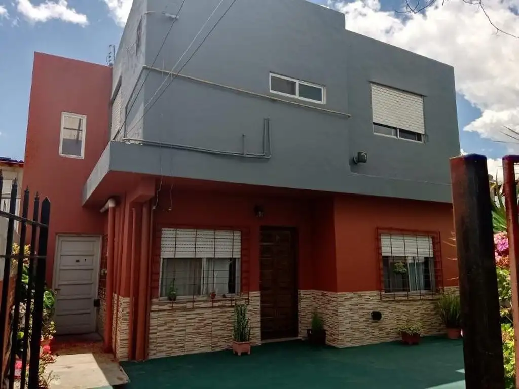 Casa en venta - 4 Dormitorios 2 Baños - 165Mts2 - Bernal Oeste