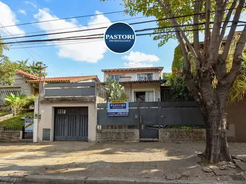 VENTA DE CASA DE 4 AMB C/ COCHERA Y JARDIN