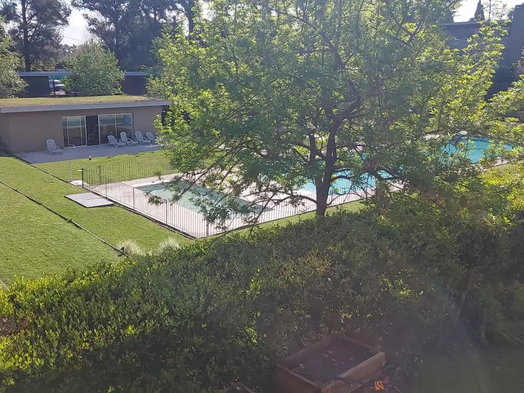 Venta con Renta. Impecable departamento tres ambientes con vista a la piscina