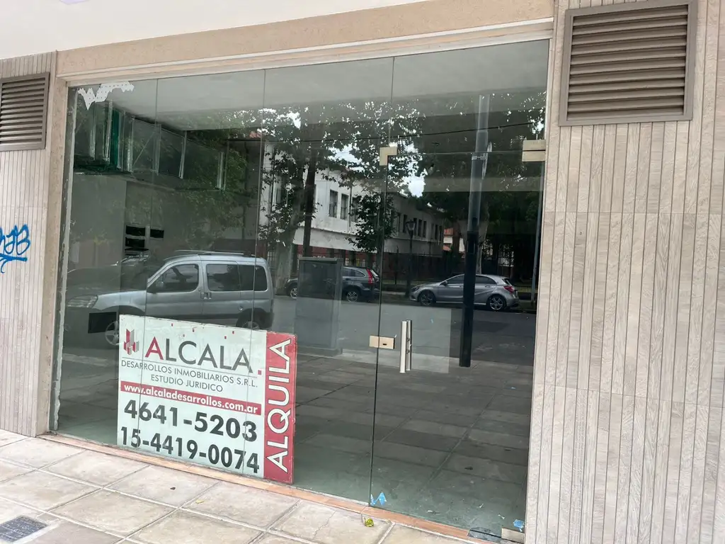 EXCELENTE LOCAL EN PLENO CORAZÓN COMERCIAL DE VERSALLES