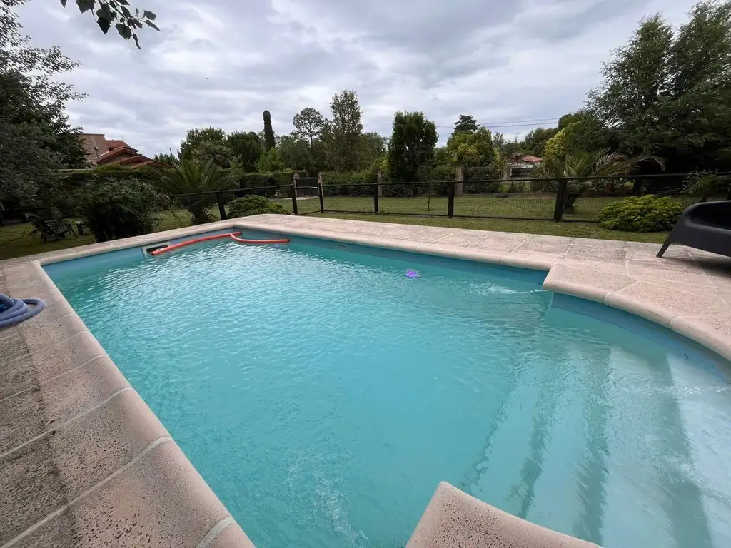 Venta casa con piscina 3 dormitorios Villa Rumipal