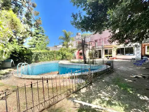 OPORTUNIDAD  Casa de 7 Amb con Doble Cochera,  fondo con jardin y pileta