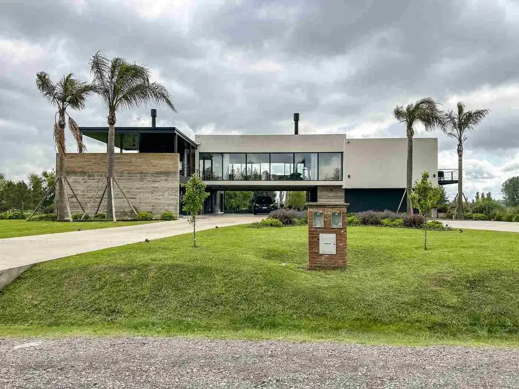 VENTA CASA A LA LAGUNA EN CHACRAS DE LA RESERVA