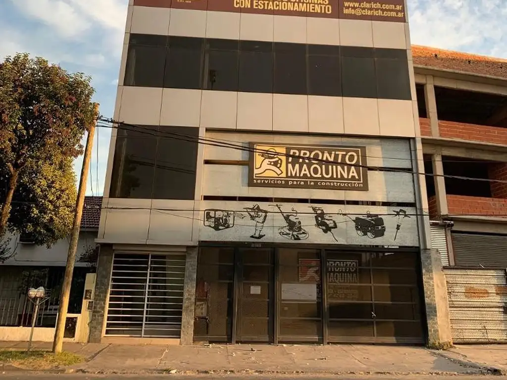 Edificio de oficinas y local sobre la vía pública