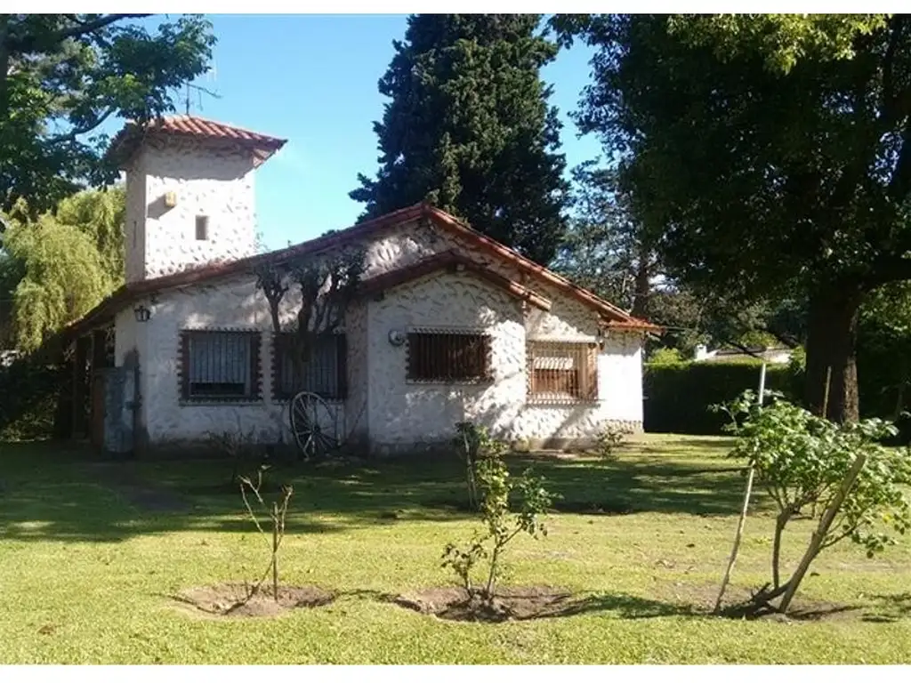 Casa Quinta en el Barrio El Trebol Ezeiza con pileta y 2 casas - no es country