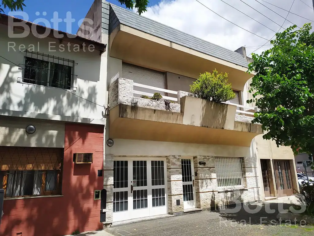 Venta Casa 5 Ambientes con Cochera en Villa Real (próximo al ECEA)