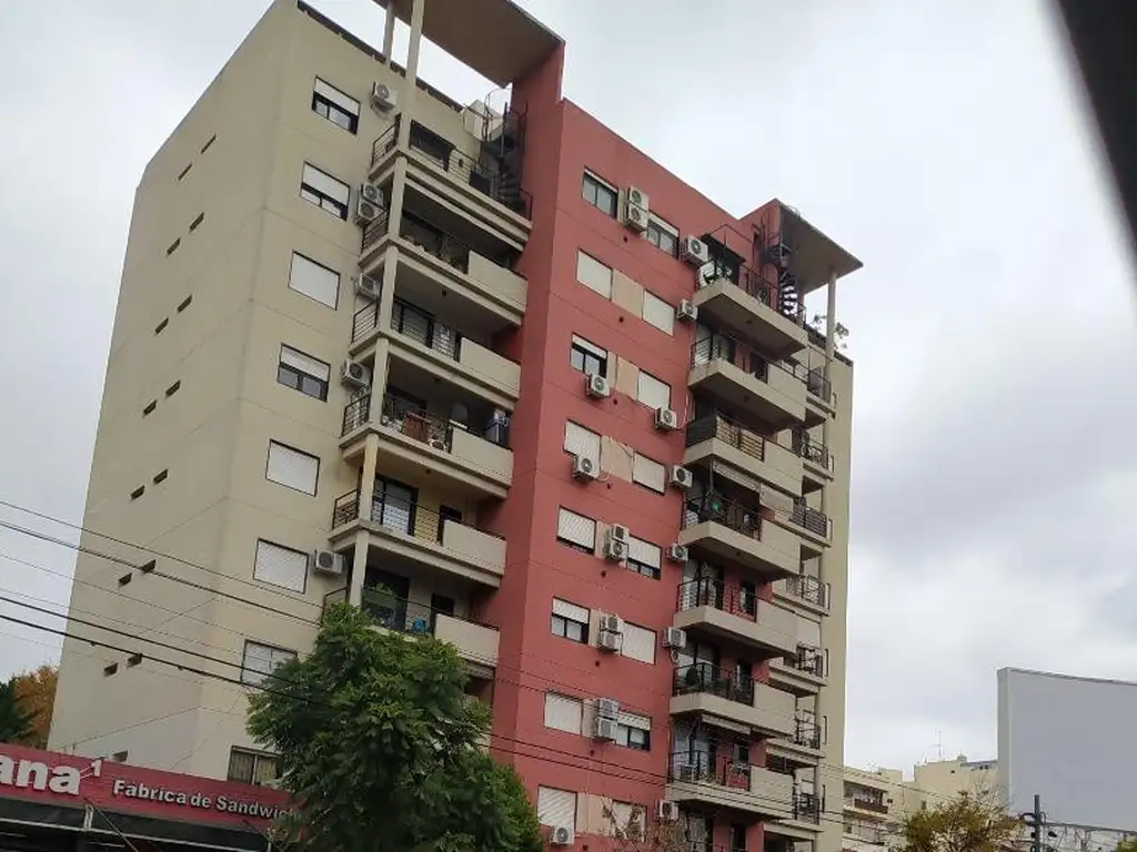 Dpto 2 ambientes al frente, balcón, edif con vigilancia y +