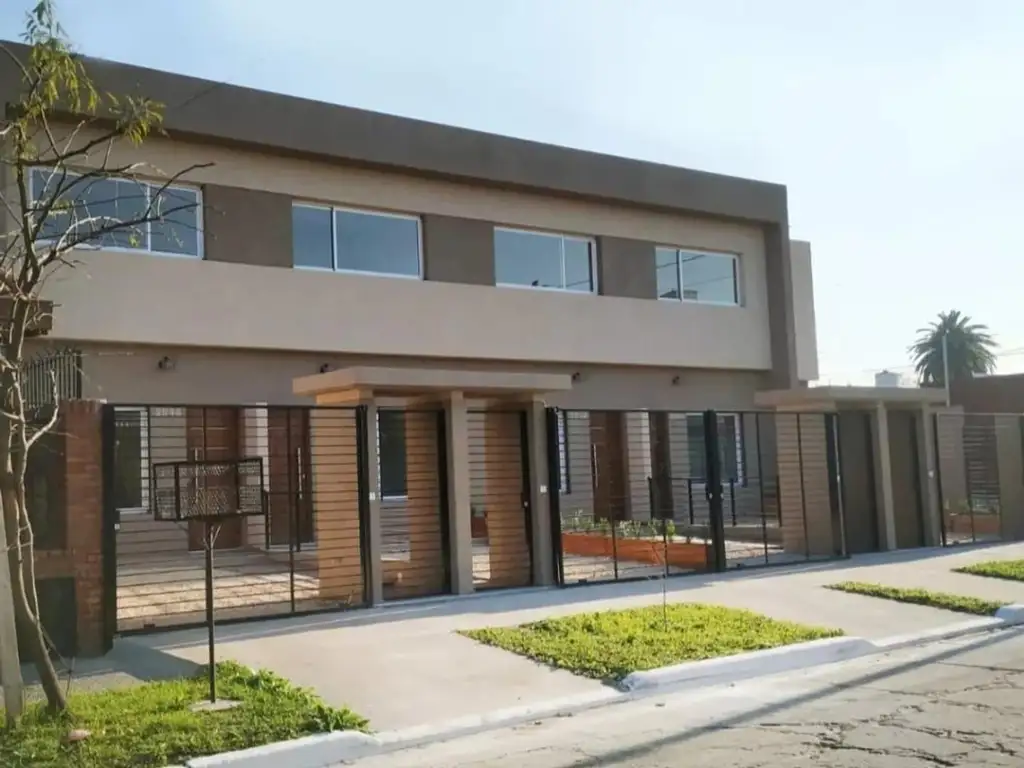 Venta duplex 3 ambientes con patio y cochera