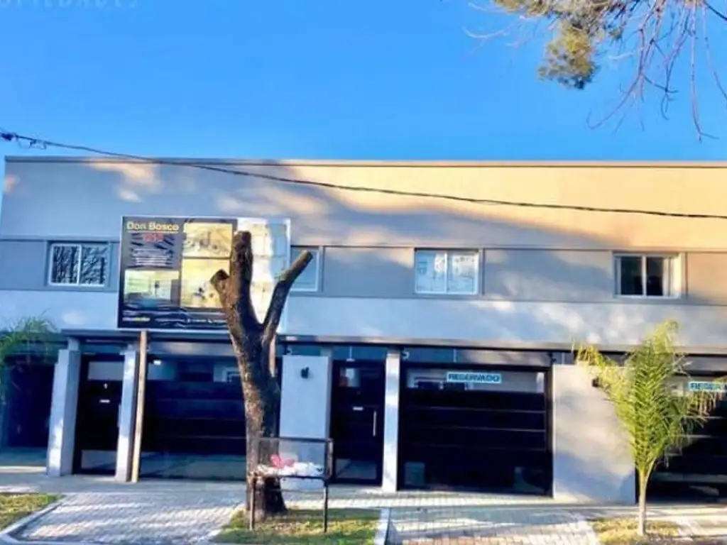 VENTA DÚPLEX  CON PATIO Y COCHERA - APTO CRÉDITO