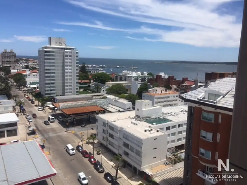 Apartamento en peninsula de 1 dormitorio con vista a la ciudad y al puerto.