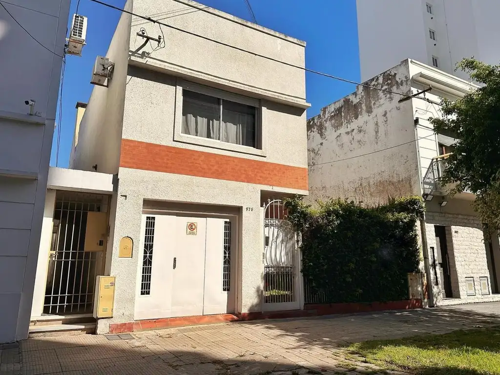 41 E/ 14 Y 15: CASA EN VENTA AL FRENTE