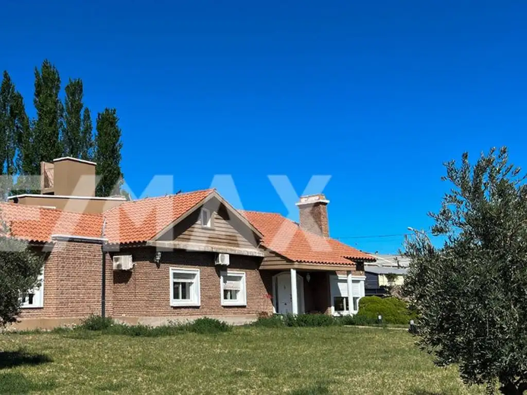 VENTA CASA CON TERRENO 3000 MTS2 CIPOLLETTI