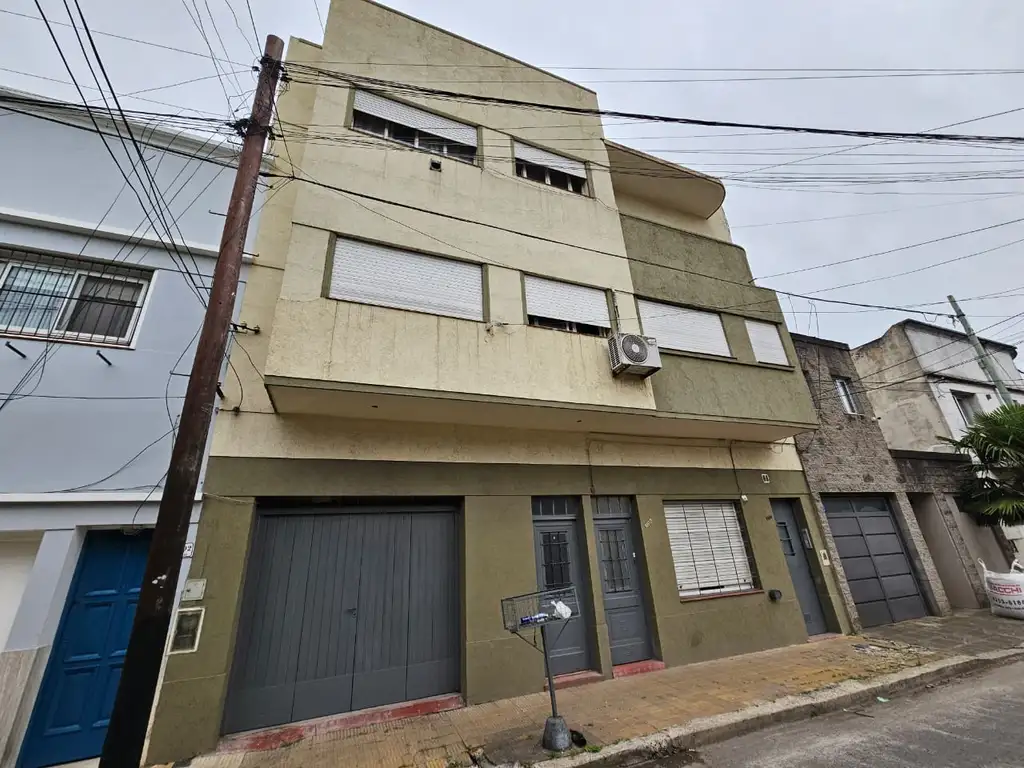 Departamento en primer piso a la venta en Quilmes, zona residencial