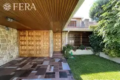 Venta de casa 5 ambientes con cochera, jardin y quincho en Quilmes