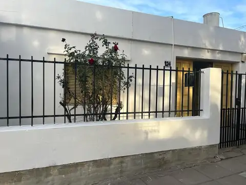 VENTA CASA 3 DORMITORIOS MAS MONOAMBIENTE