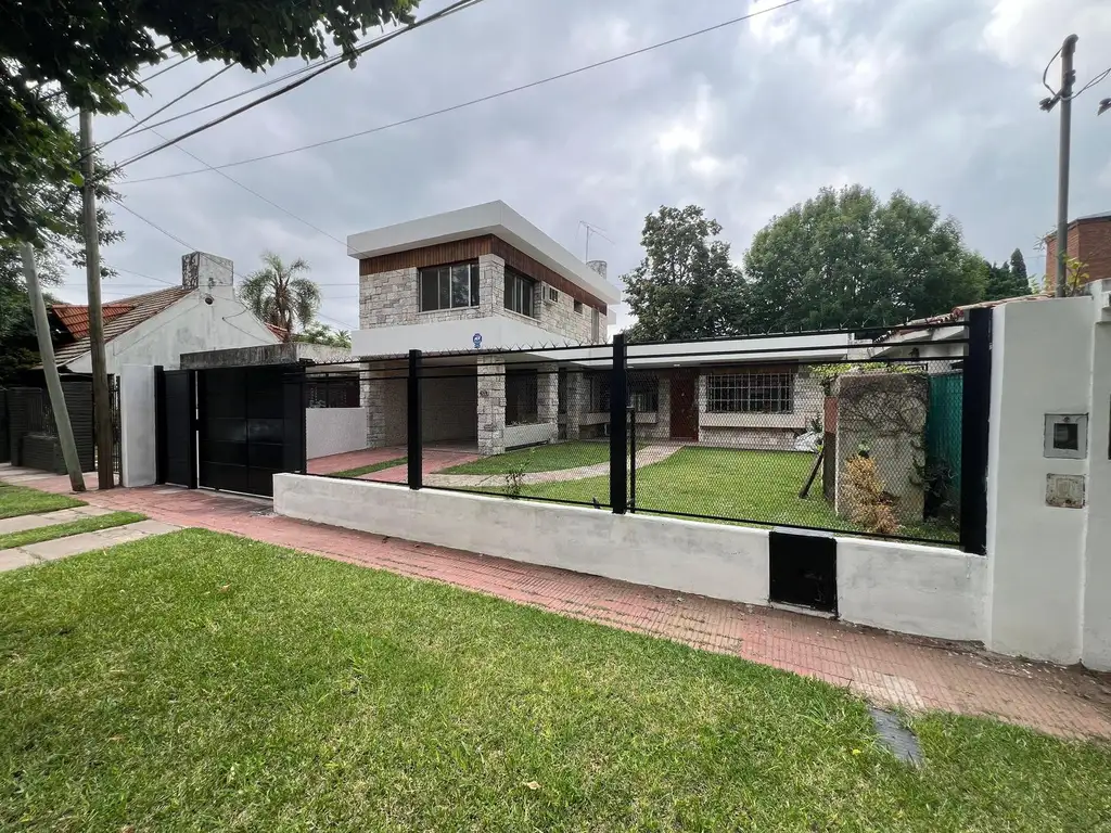 Casa en Excelente Zona de Fisherton - 3/4 Dormitorios