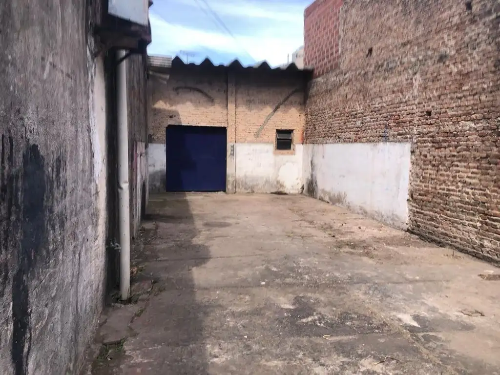 Venta Galpón con oficina y local Ituzaingó