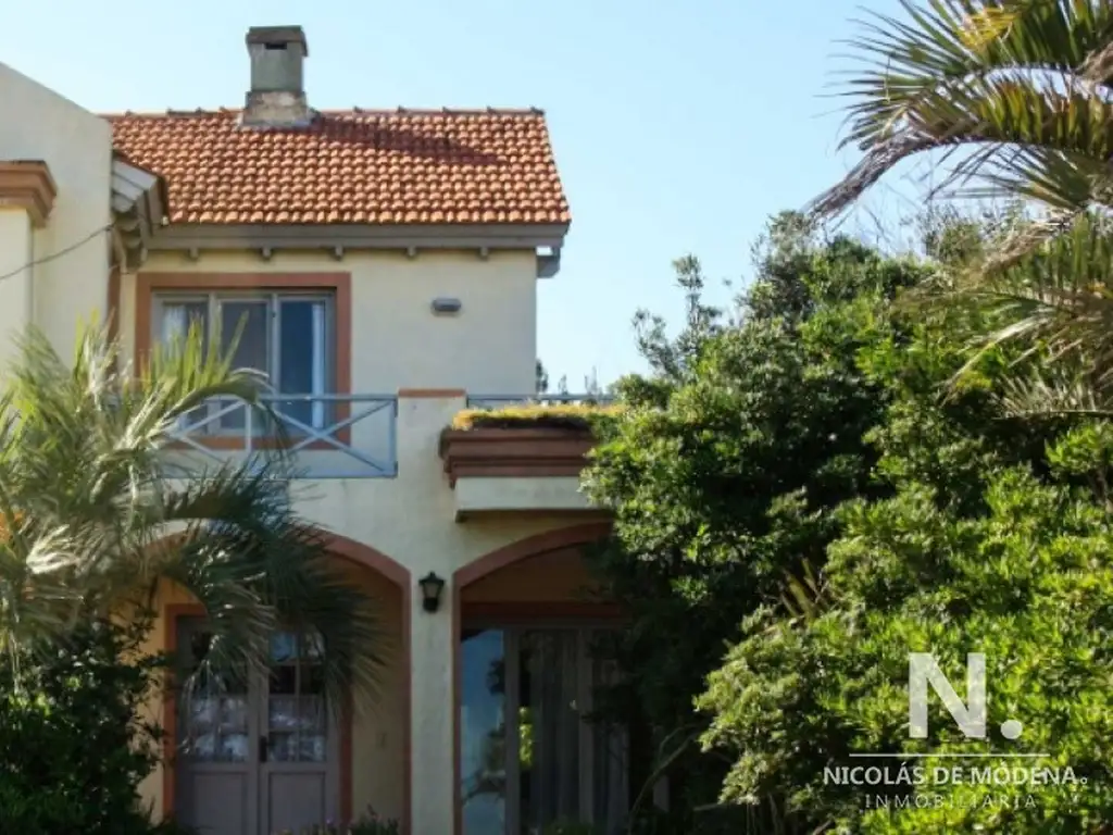 Muy linda casa en primera línea del mar - Montoya