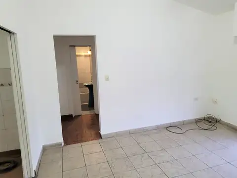 Piso de 3 ambientes con balcón, lavadero y terrazas privada - Excelente frente Metrobus Calchaqui - Listo para habitar