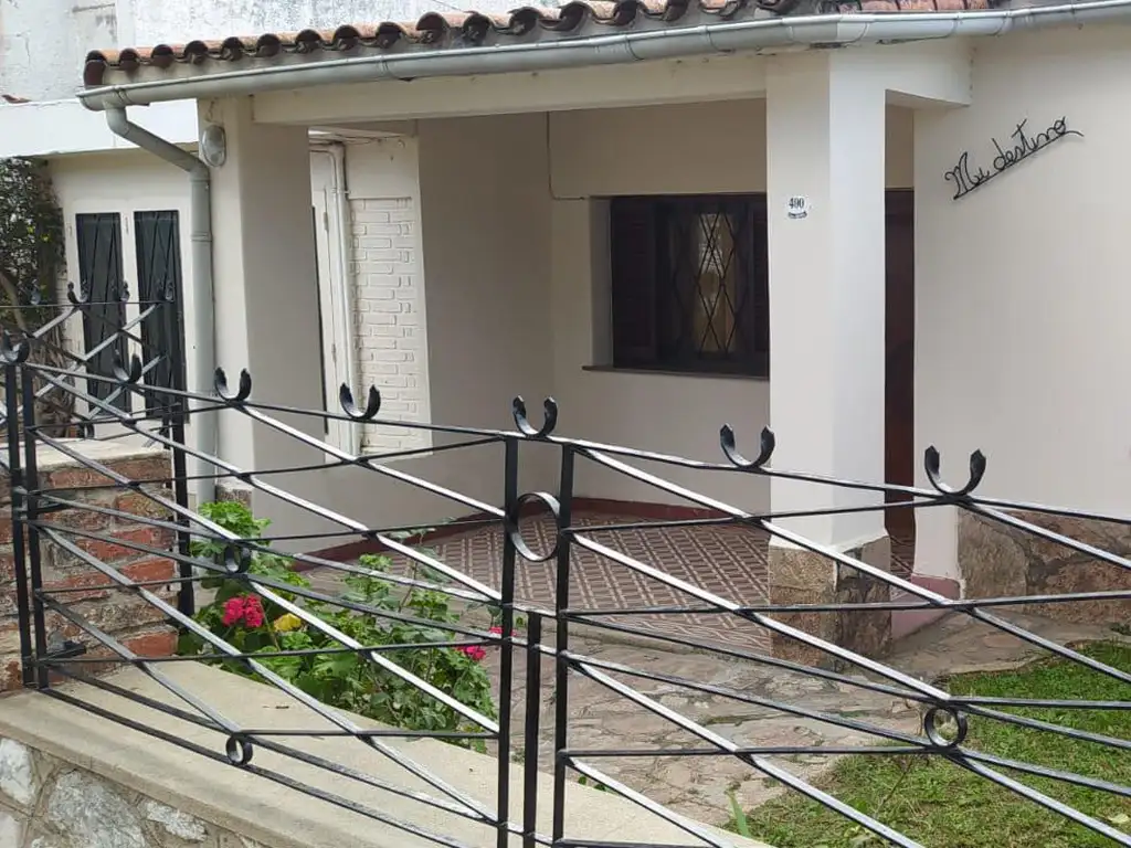 BAJÓ EL VALOR! VENDO Casa 2 dormitorios   depto 1 dorm - 500mts del Centro - La Falda - Córdoba