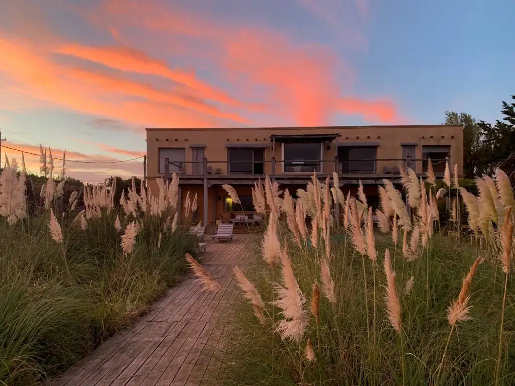 Gran vista al mar, 6 suites, pileta. Casa más cabaña indep.