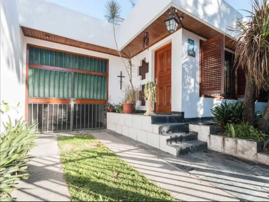 VENTA CASA 4 AMB EN LANÚS OESTE CON GARAGE Y JARDIN