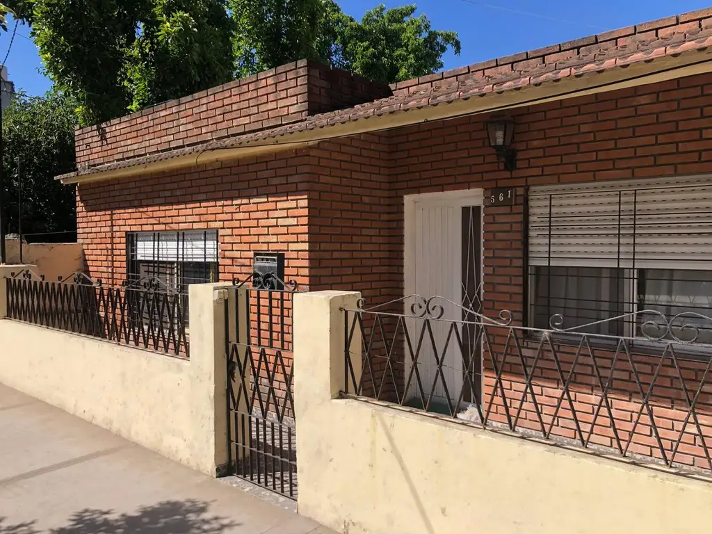 CASA CON BUEN TERRENO SOBRE CALLE SUCRE, A CUATRO CUADRAS DE RUTA 202