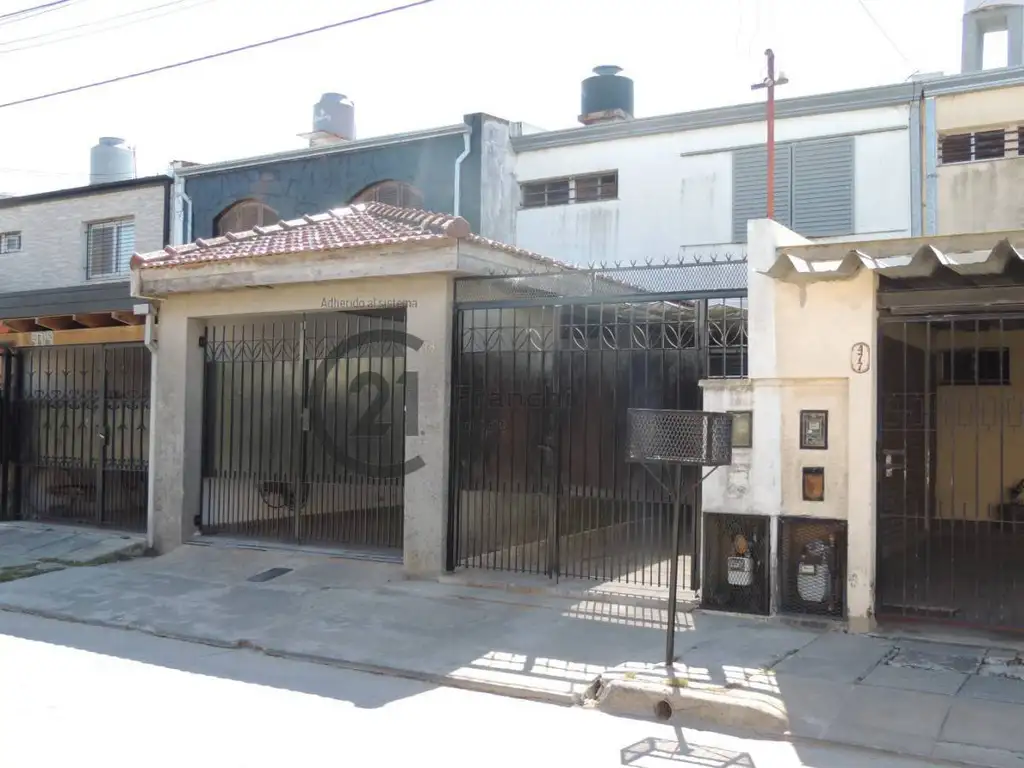 Casas de 3 Dormitorios, patio y cochera en Berisso