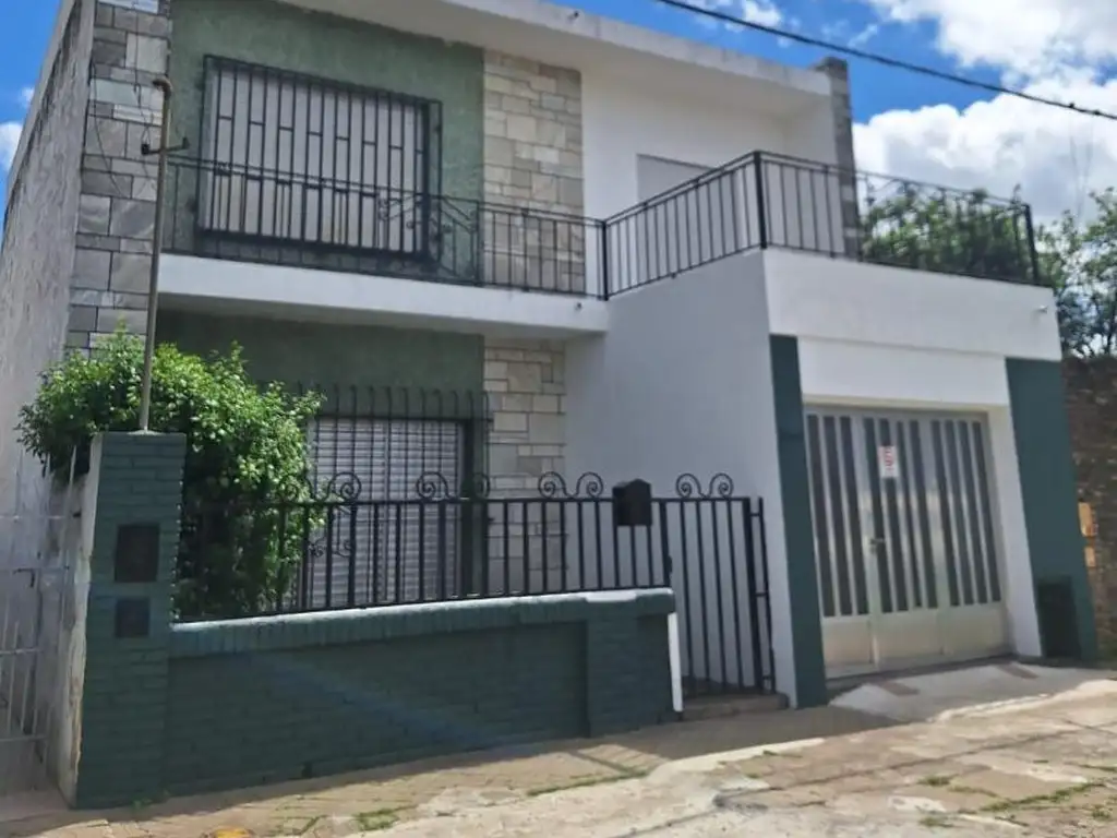 CASA DE DOS PLANTAS 3 DORMITORIOS A LA VENTA