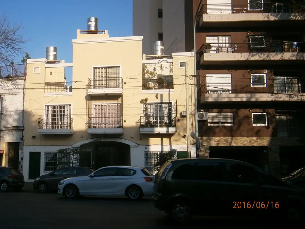 DUPLEX DE 4AMB.  20 AÑOS DE ANTIGUEDAD AL FRENTE C/ENTRADA INDEPENDIENTE distribuido en tres plantas