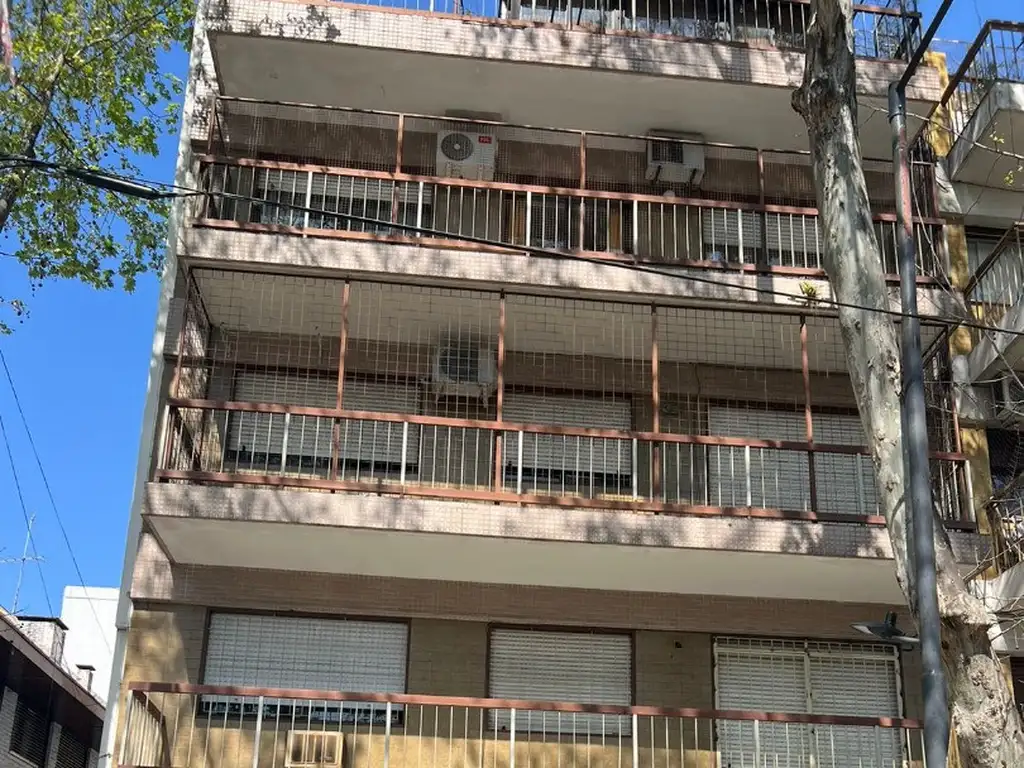 2 ambientes grandes con balcon + baulera, en la mejor zona de devoto