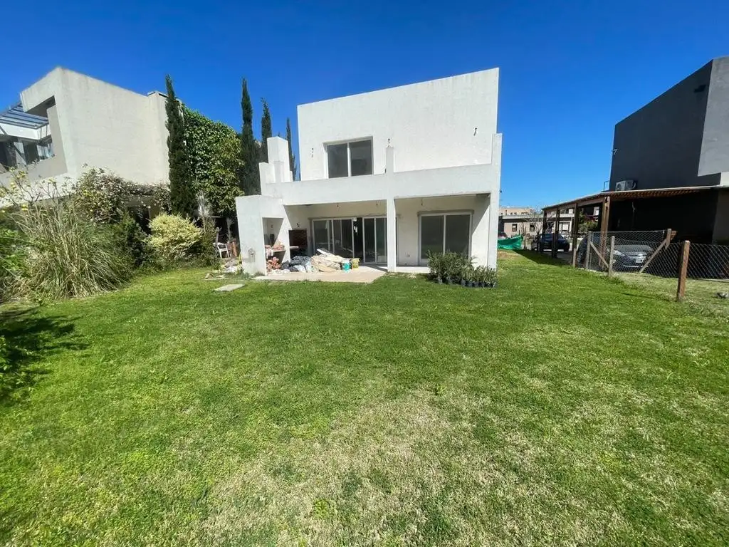 Casa dos plantas a estrenar en barrio Los Tilos