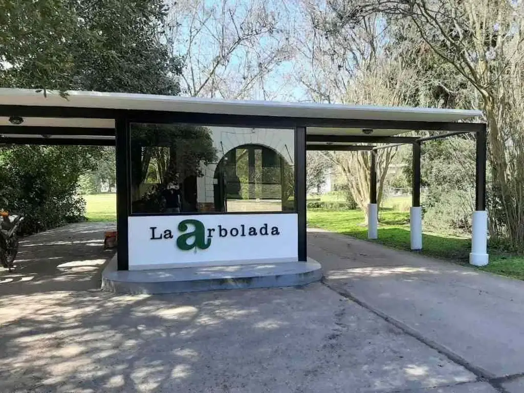 Excelente casa en El country La Arbolada El Pato Oportunidad