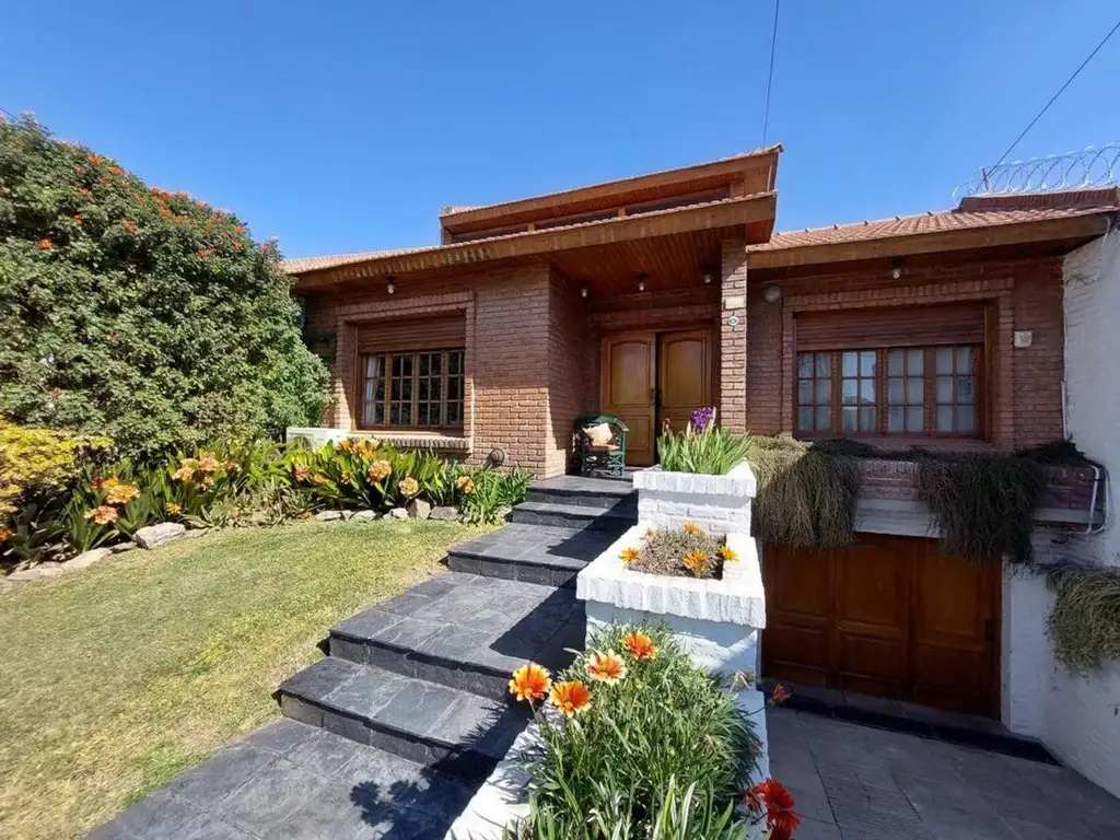 Casa en venta - 4 Dormitorios 3 Baños - Cocheras - 355Mts2 - Cañuelas