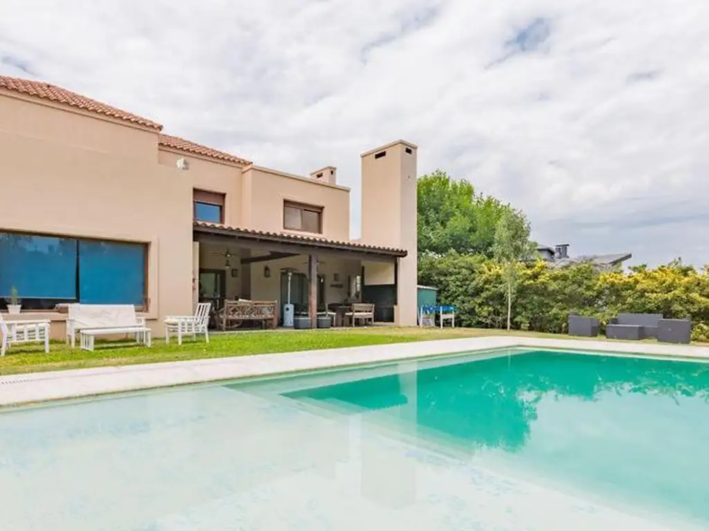 Venta Casa 4 dormitorios Pileta Country Golf Club Fisherton. Acepta permuta