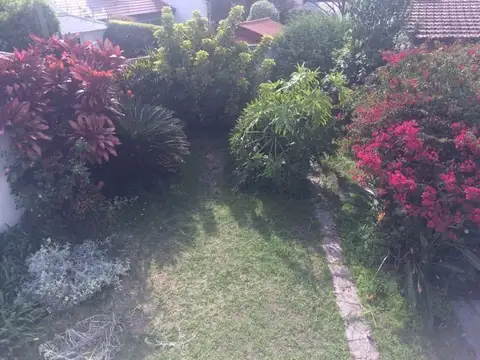 CASA DE  5 AMBIENTES EN DOS PLANTAS, CON JARDIN , TERRAZA , COCHERA .