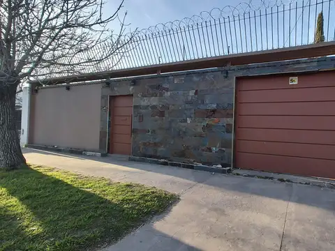 VENTA: CASA 2 AMB C/PARQUE, QUINCHO Y PILETA. ADROGUE