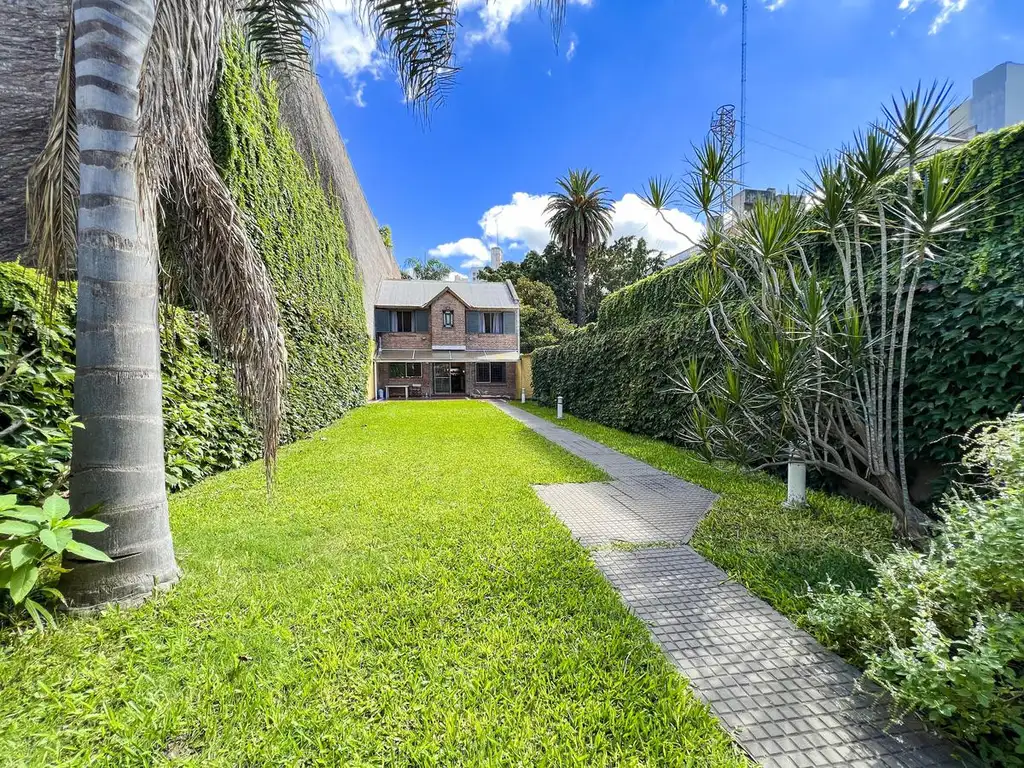 Casa de 3 dormitorios con gran jardín y quincho en Barrio Martin