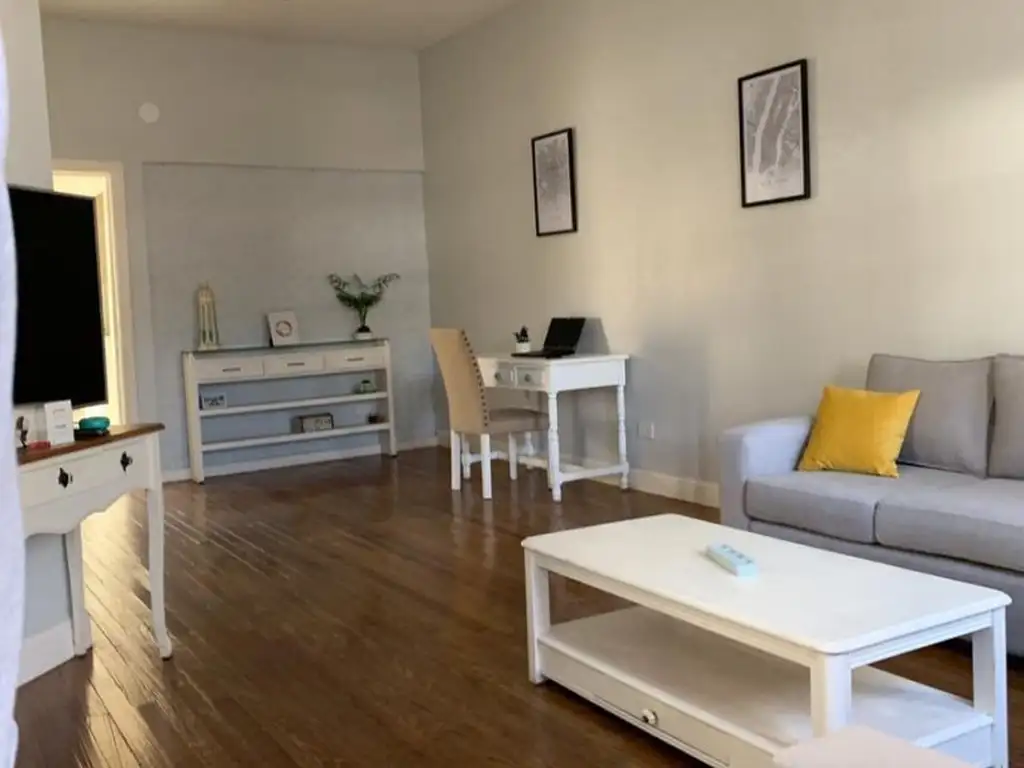 EXCELENTE CASA RECICLADA A NUEVA 4 AMBIENTES CON COCHERA