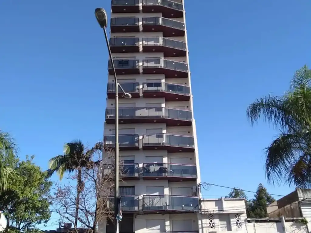 Departamento con balcón al frente. Excelente estado de conservación